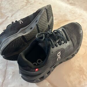 OnCloud Black Athletic Shoes … Women 7.5